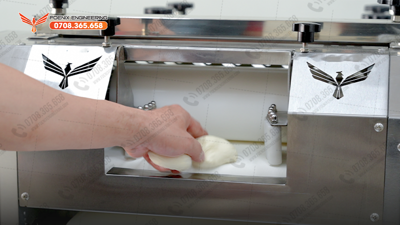 Vận hành máy se bột làm bánh mì 1 người