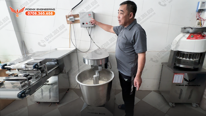 Bộ máy khi mở lò bánh mì Sài Gòn ở Lào 