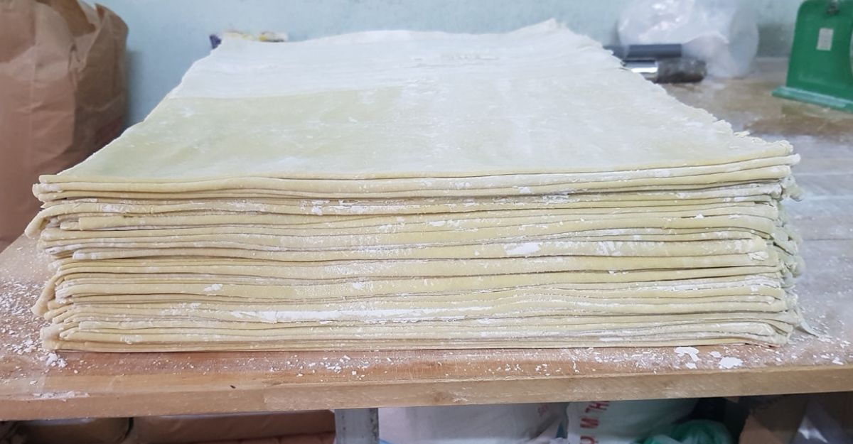 Cán bột làm mì tươi bằng tay tốn thời gian