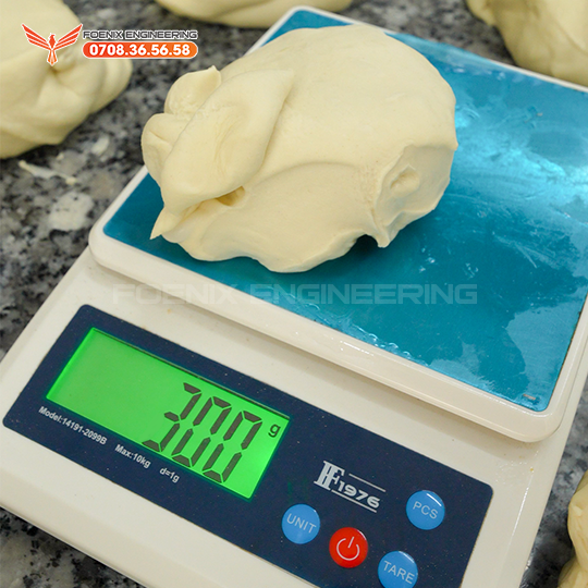 Cách chia bột thủ công làm bánh mì Thành Cổ