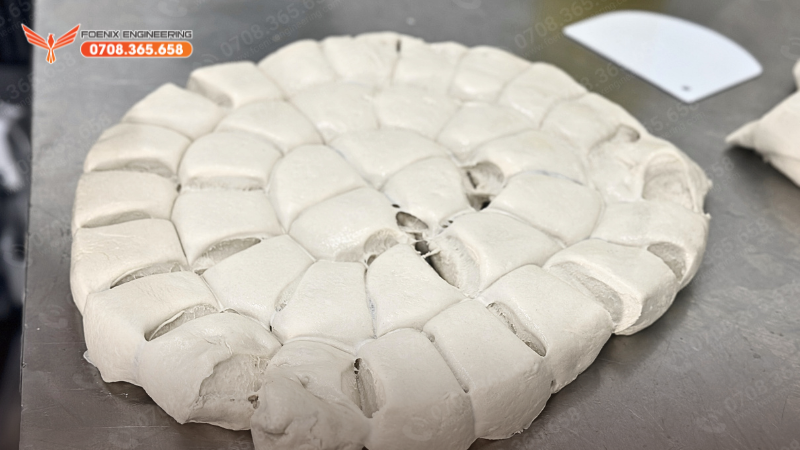 Công đoạn chia bột làm bánh mì