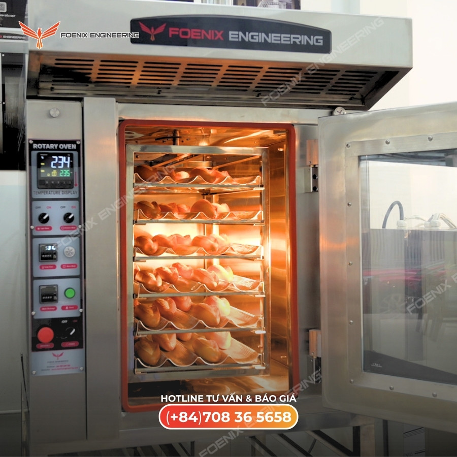 Bánh mì đang được nướng trong lò xoay công nghiệp