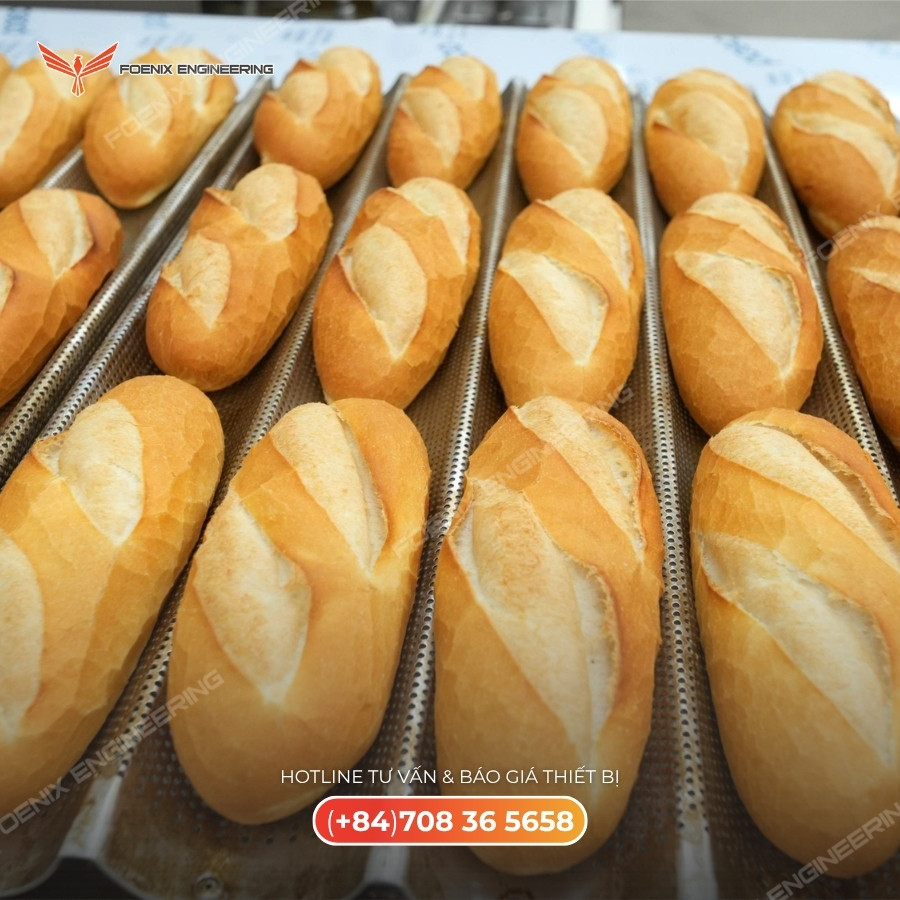 Bánh mì Việt Nam nướng chín vàng đều từ cốt bánh đông đá