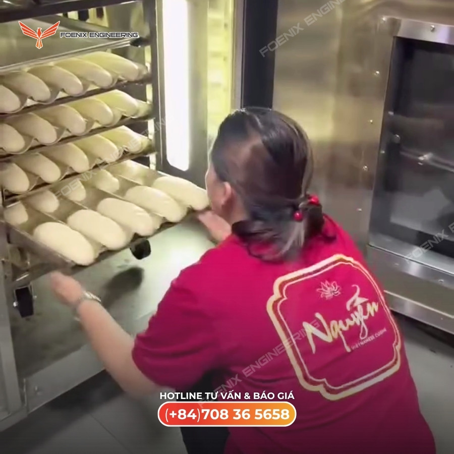 Thợ bánh xếp bánh mì vào khay chuẩn bị cấp đông
