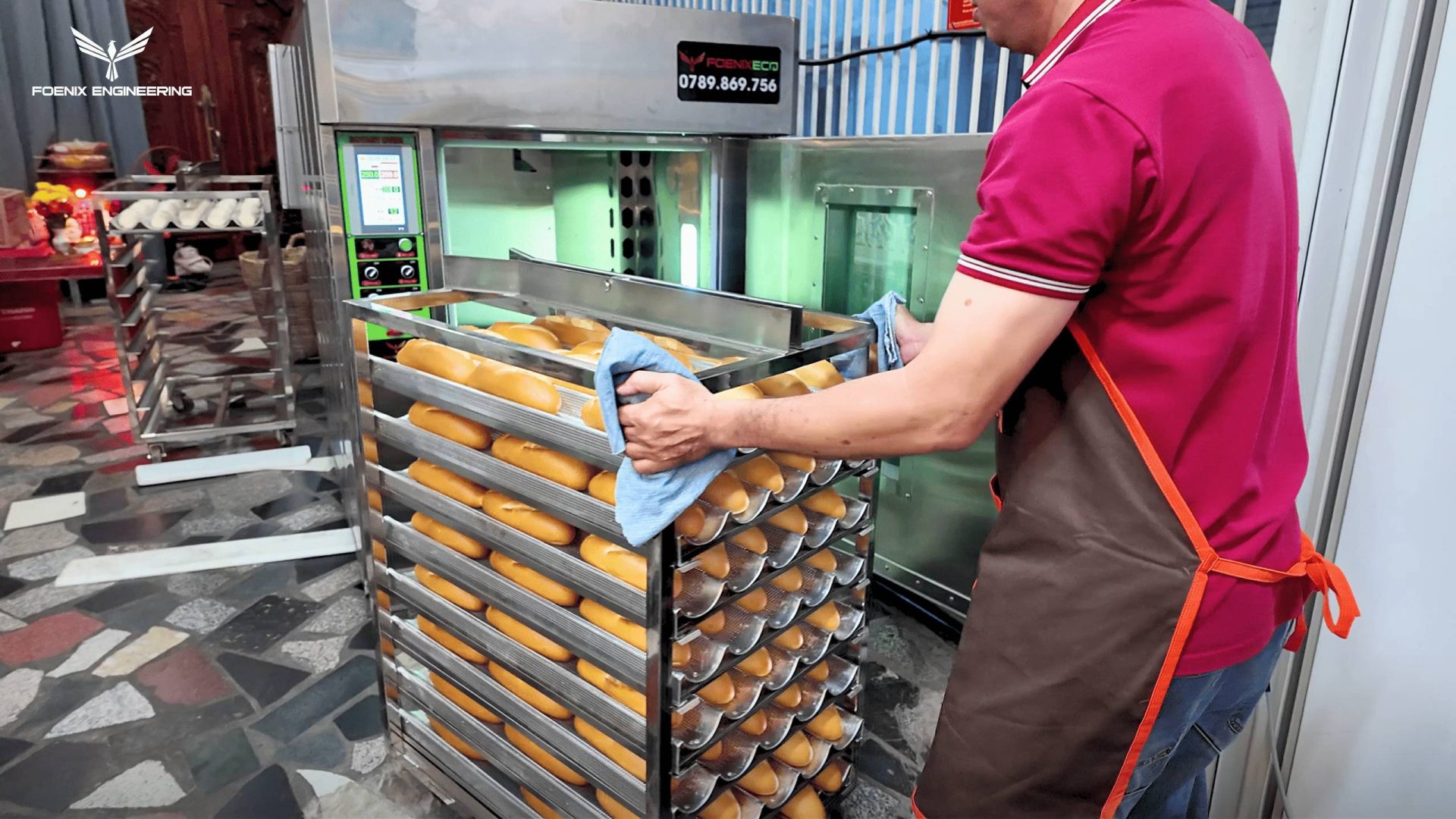 Thành phẩm bánh mì ra lò từ lò xoay 8 khay cảm ứng Foenix 