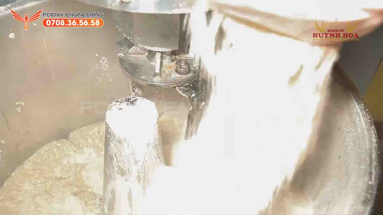 Trộn bột theo công thức vỏ bánh mì Huynh Hoa