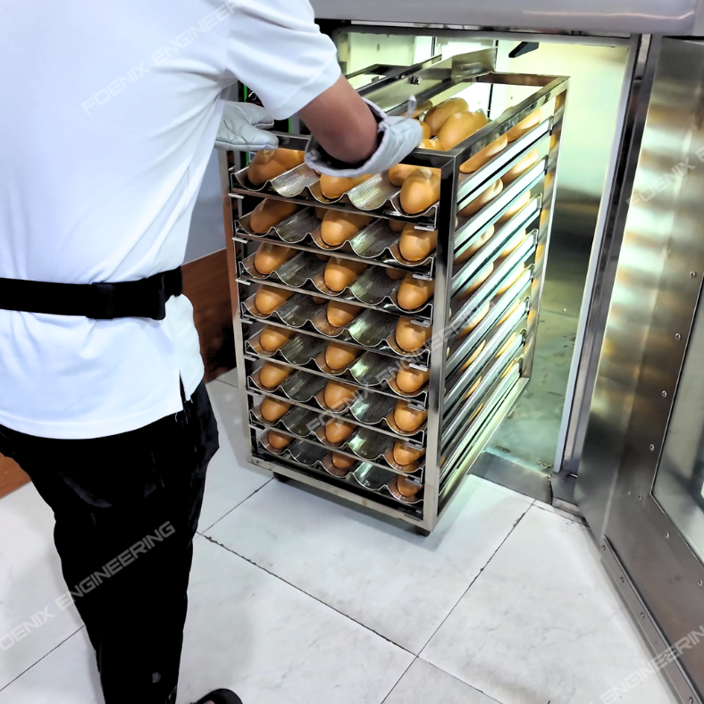 xe bánh mì vào lò nướng xoay